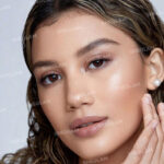 استیک هایلایتر استیکی شیگلم SHEGLAM مدل 'SNATCH 'N رنگ Vanilla Frost